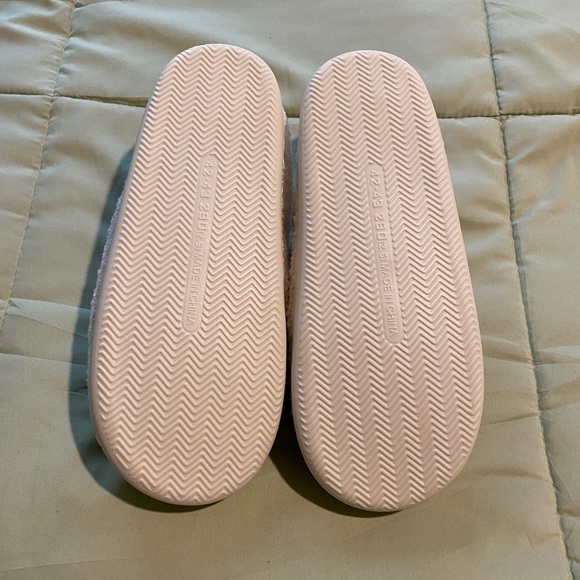 NWOT Happy Face Slippers - Picture 3 of 4